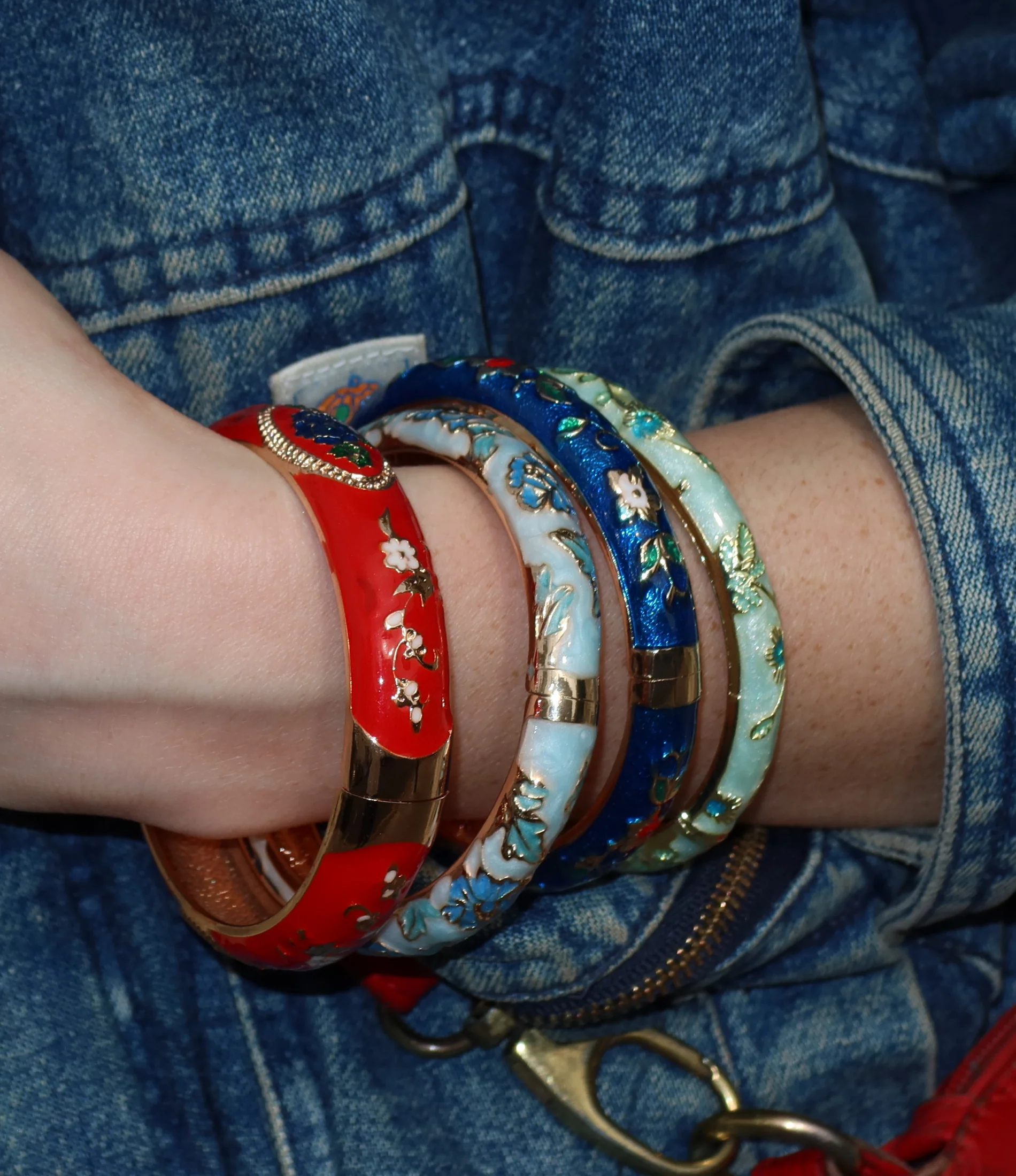 VENICE ENAMEL BANGLE IN RED - Image 2