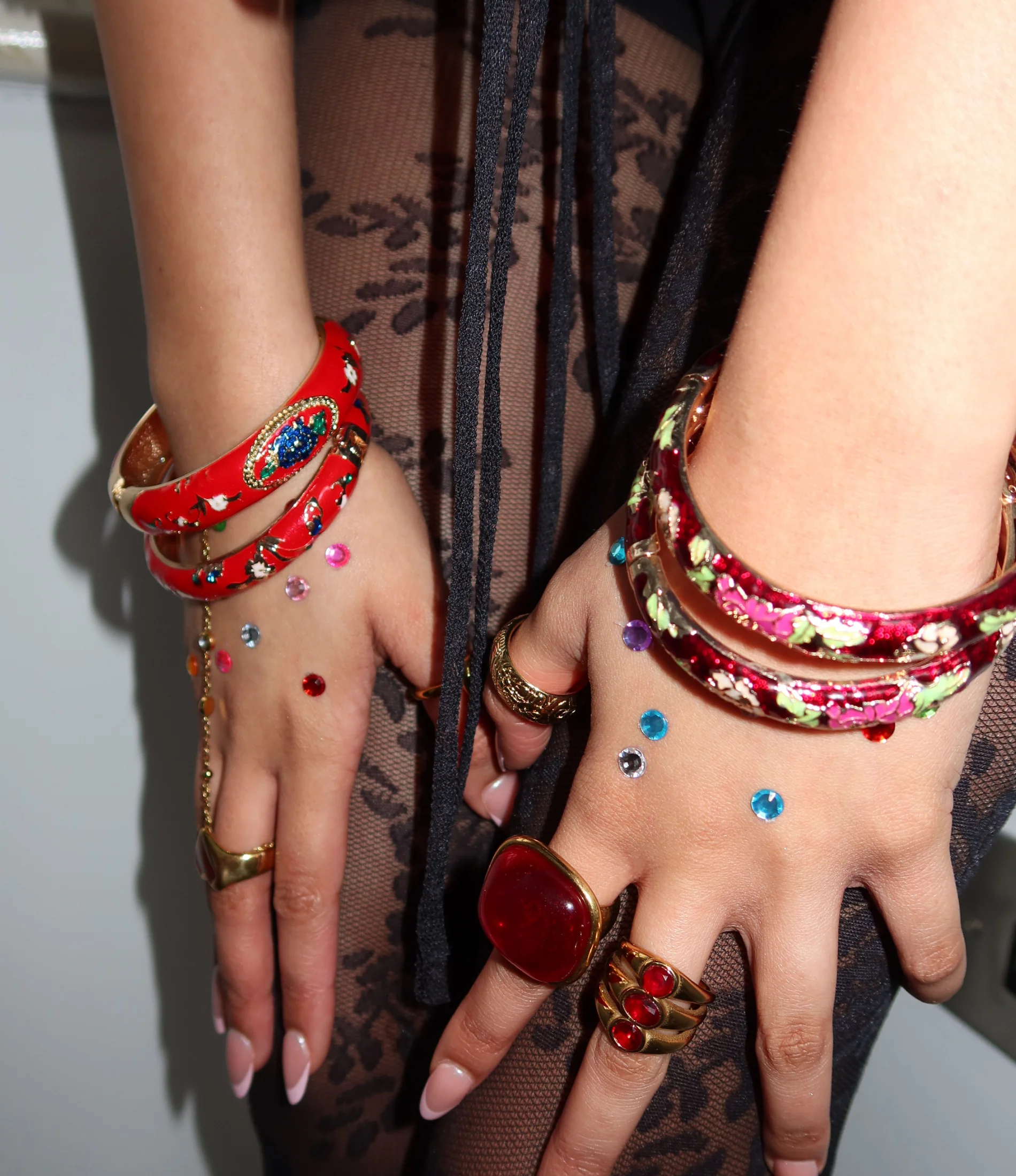 VENICE ENAMEL BANGLE IN RED - Image 3