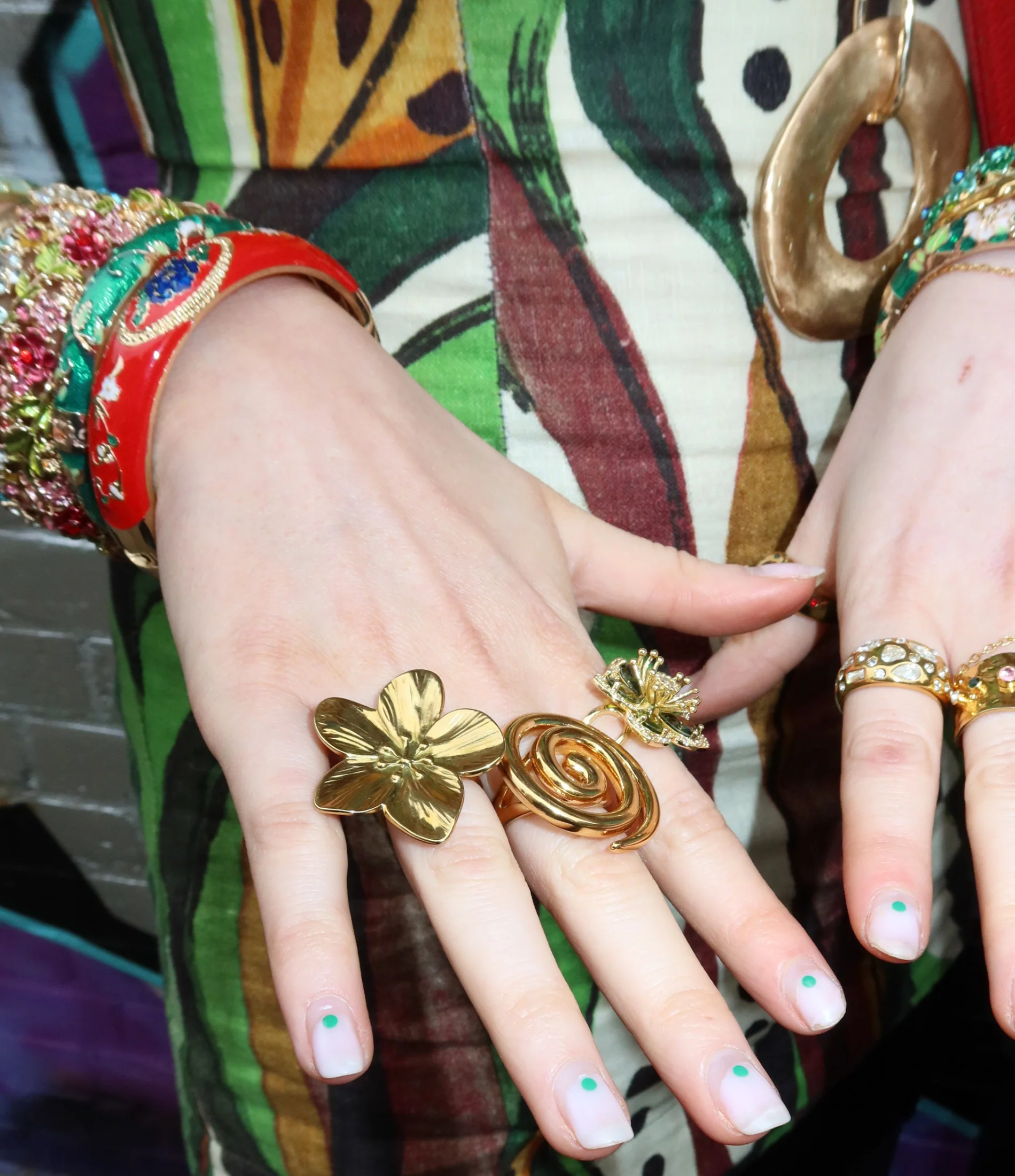VENICE ENAMEL BANGLE IN RED - Image 5